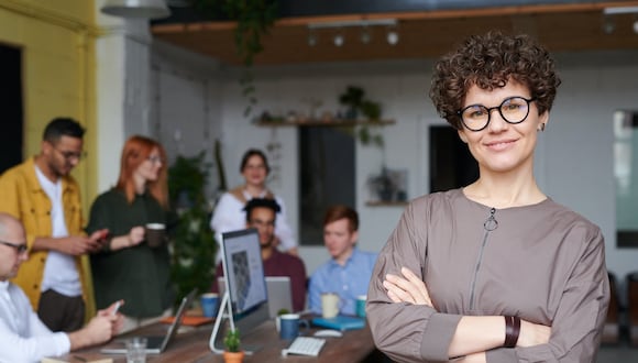 La inteligencia emocional se refiere a la capacidad de una persona para reconocer, comprender, gestionar y expresar sus propias emociones, así como para reconocer, interpretar y responder de manera adecuada a las emociones de los demás.