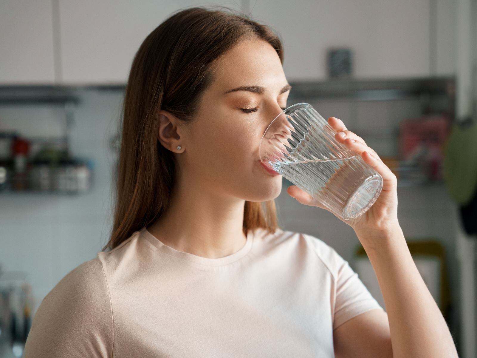 El componente con mayor presencia en el cuerpo humano es el agua, ocupando entre el 50 y 70% del total. (Créditos: Getty Images / iStock)