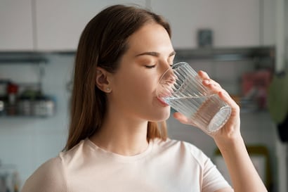 La cantidad de vasos con agua que podría beneficiar a quienes tienen hígado graso