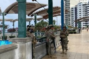 Militares resguardan Larcomar en primer día del estado de emergencia en Lima y Callao