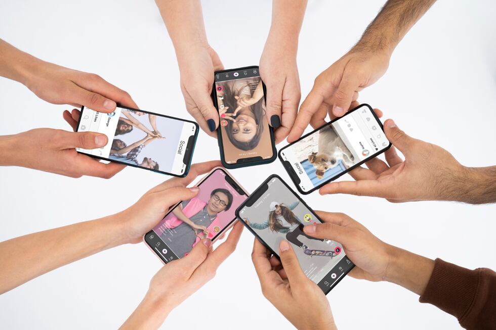 TikTok sigue recibiendo críticas por el control con menores de edad. (Foto: freepik.es)