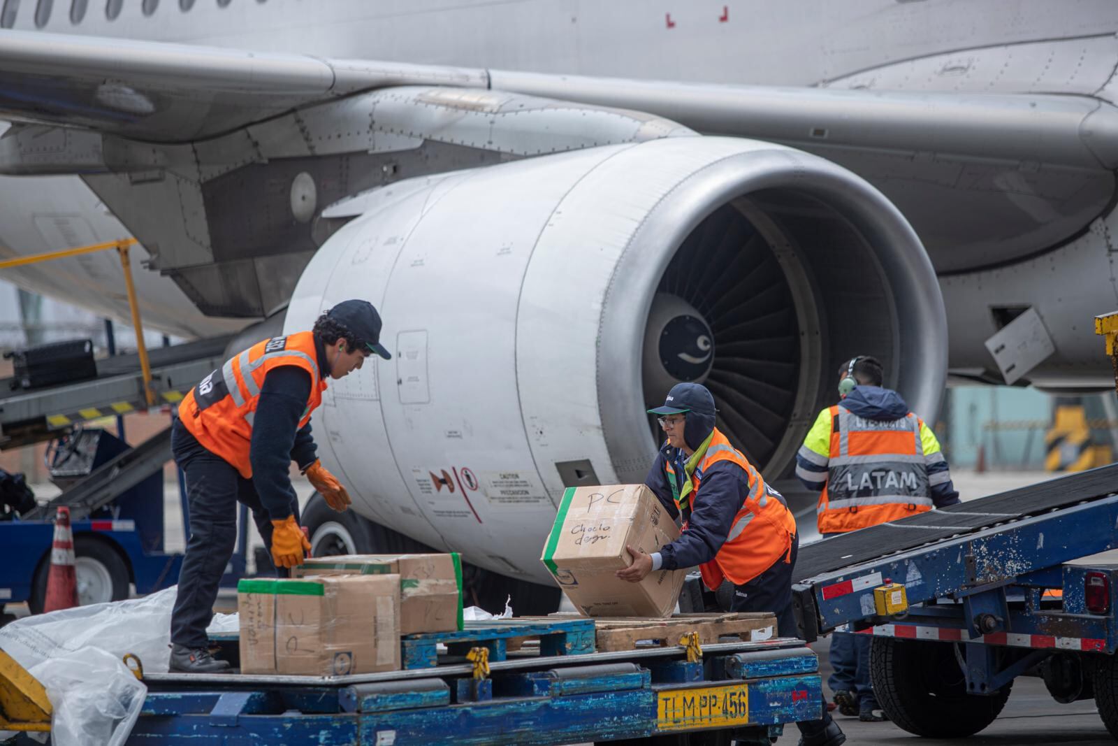 La labor de los señaleros en los aeropuertos va mucho más allá de ser los que ayudan a estacionar a los aviones. También ayudan en la descarga de equipaje de los aviones. (Foto: Hugo Pérez)