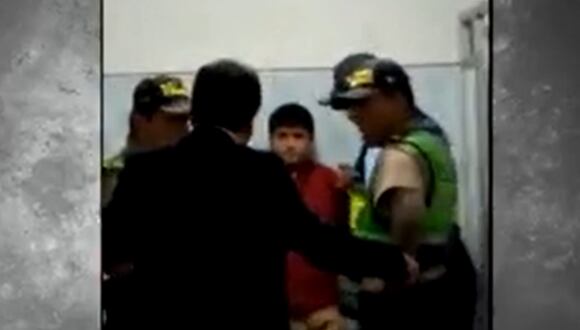 Sujeto fue detenido en el baño de mujeres. (Foto: Captura / América Noticias)
