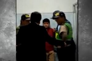 Ate: Madres de familia acusan a sujeto de grabar a menores en baño de colegio | VIDEO