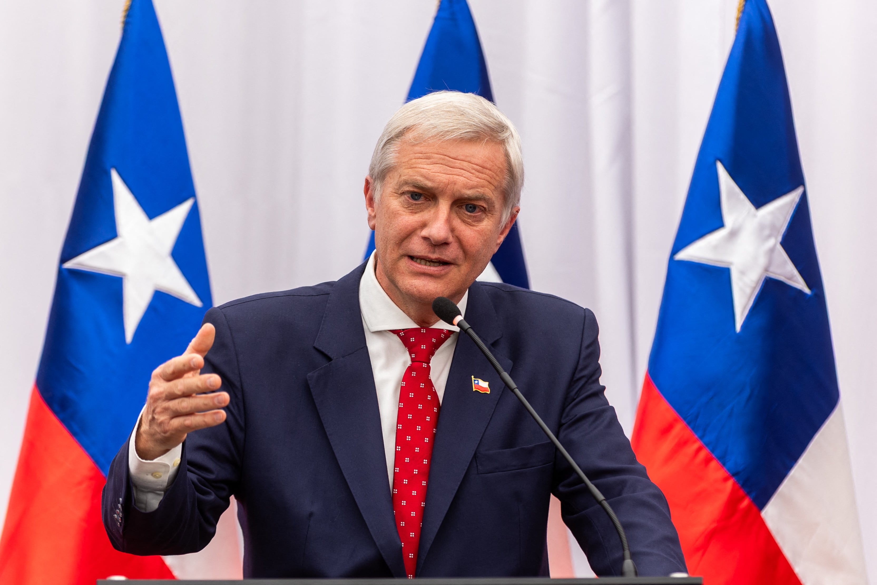 El candidato presidencial chileno José Antonio Kast, del Partido Republicano, habla durante una conferencia de prensa para presentar sus propuestas sobre protección fronteriza y medidas contra la inmigración indocumentada. (Foto de Raúl Bravo / AFP).