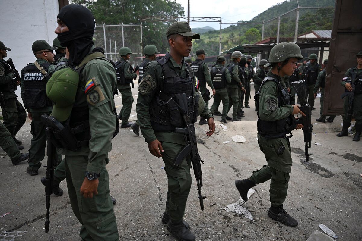 Miembros de la Guardia Nacional Bolivariana (GNB) hacen guardia afuera de la prisión de Tocorón en Tocorón, estado Aragua, Venezuela, el 20 de septiembre de 2023. (Foto de YURI CORTEZ / AFP)