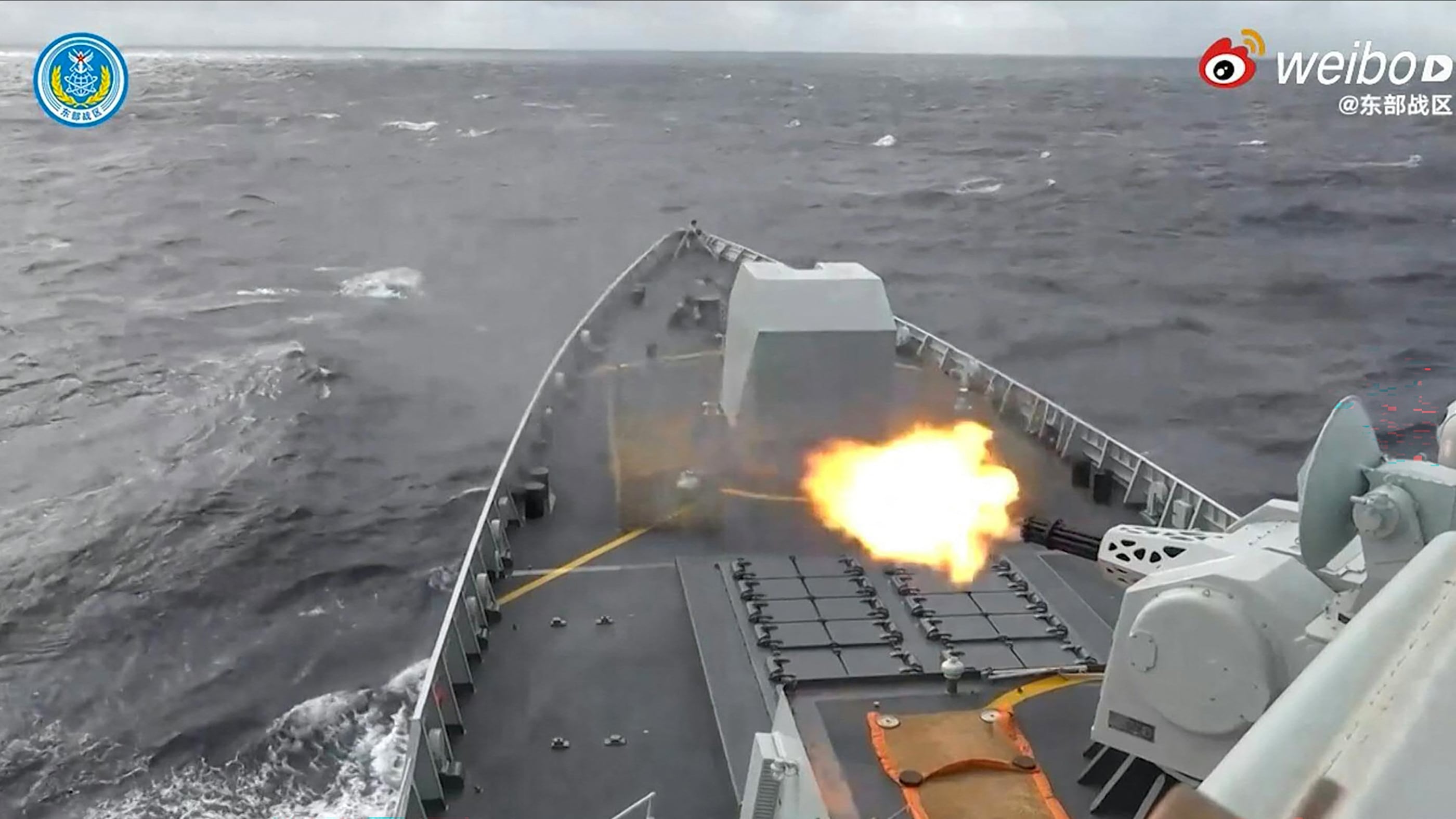 Un buque de guerra de China dispara en un lugar no revelado durante los ejercicios militares cerca de Taiwán. (AFP).