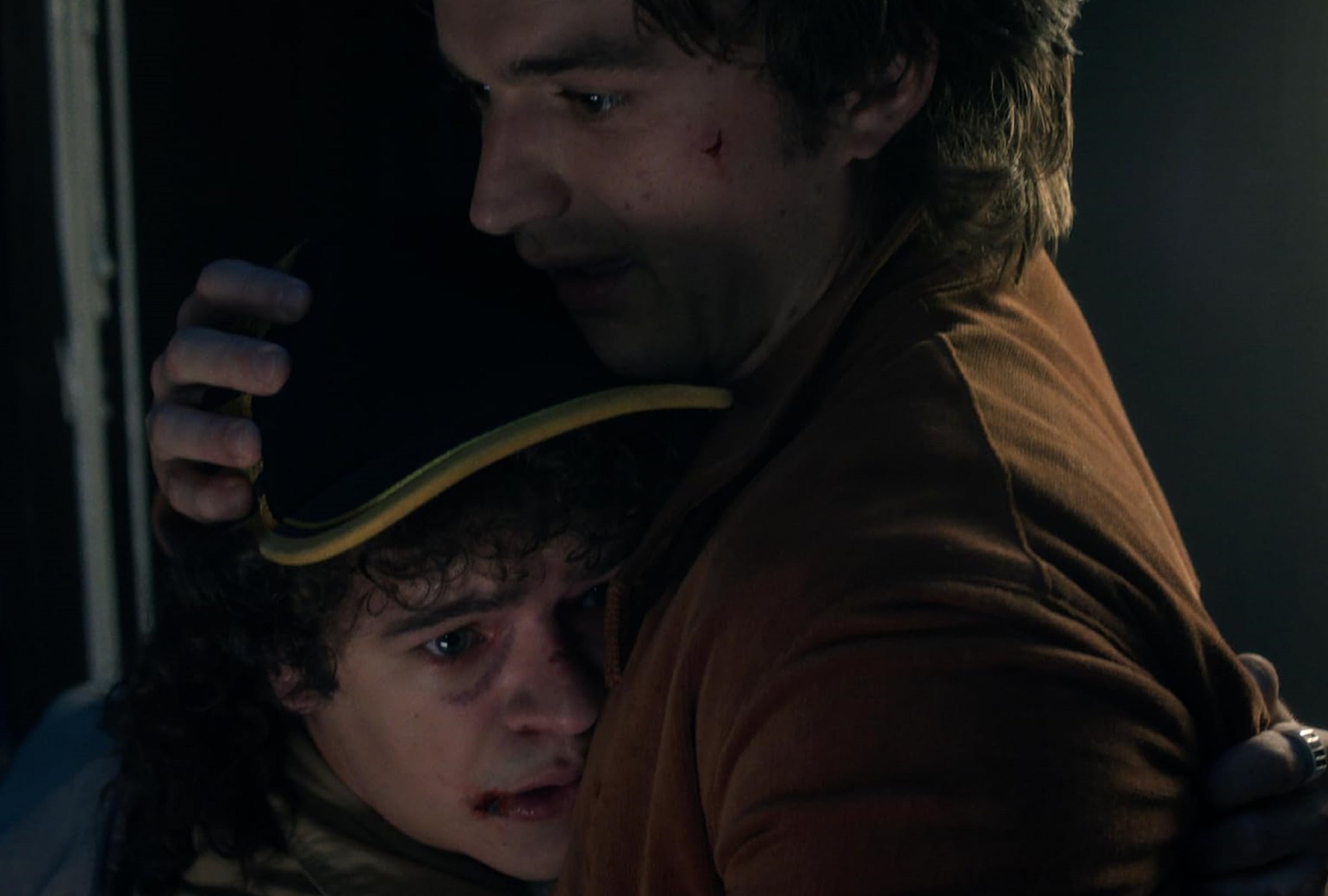 Dustin Henderson (Gaten Matarazzo) abraza a Steve Harrington (Joe Keery) en una escena de la quinta temporada de "Stranger Things" (Foto: Netflix)