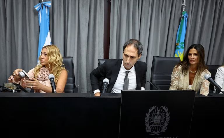 Los jueces Verónica Di Tommaso y Maximiliano Savarino observan las pruebas contra la magistrada Julieta Makintach.