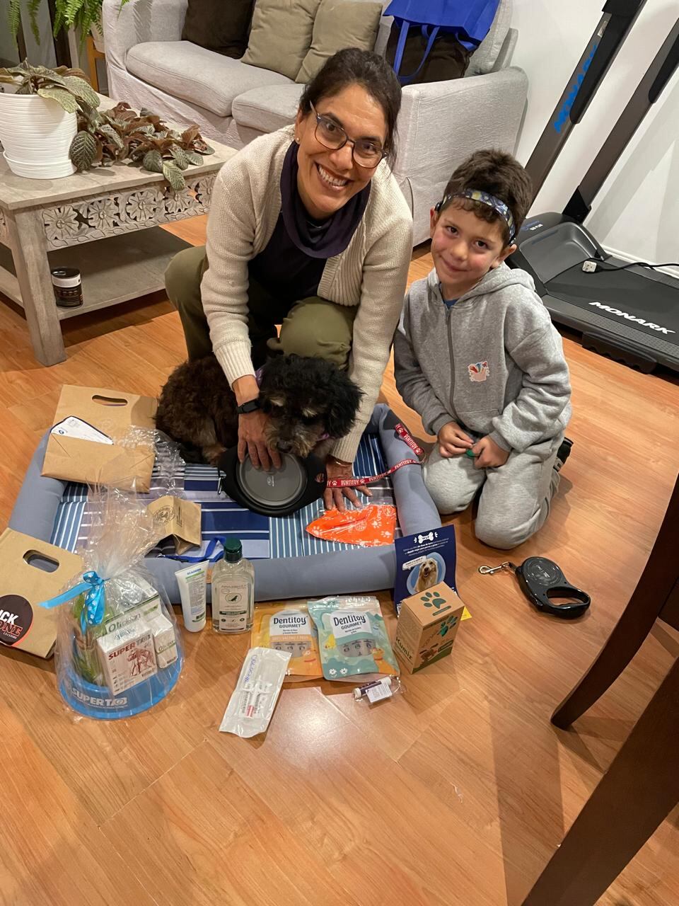 Gracias a la alianza entre WUF y Subaru, Colocha llegó a su nuevo hogar con un kit de adopción.