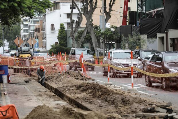 Mientras se desarrollan obras viales en las avenidas Comandante Espinar y 28 de Julio, también se ejecutan trabajos de Sedapal en Bolognesi. Al mismo tiempo, la municipalidad distrital ha empezado trabajos de mantenimiento en los malecones.
