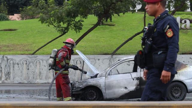 San Isidro: auto se incendia en la Vía Expresa y genera caos vehicular | VIDEO