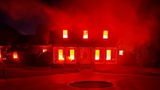 Esta decoración de Halloween en Carolina del Sur luce tan real que los vecinos están llamando a los bomberos