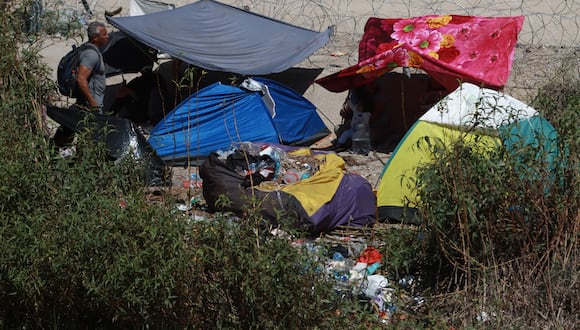 Un grupo de migrantes permanece en un campamento a un costado de la frontera con Estados Unidos, en Ciudad Juárez, Chihuahua, México, el 18 de septiembre de 2023. (Foto de Luis Torres / EFE)