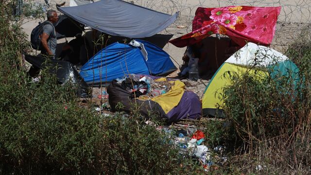 Migrantes usan barricadas de frontera México-EE.UU. para instalar campamento ante amenazas