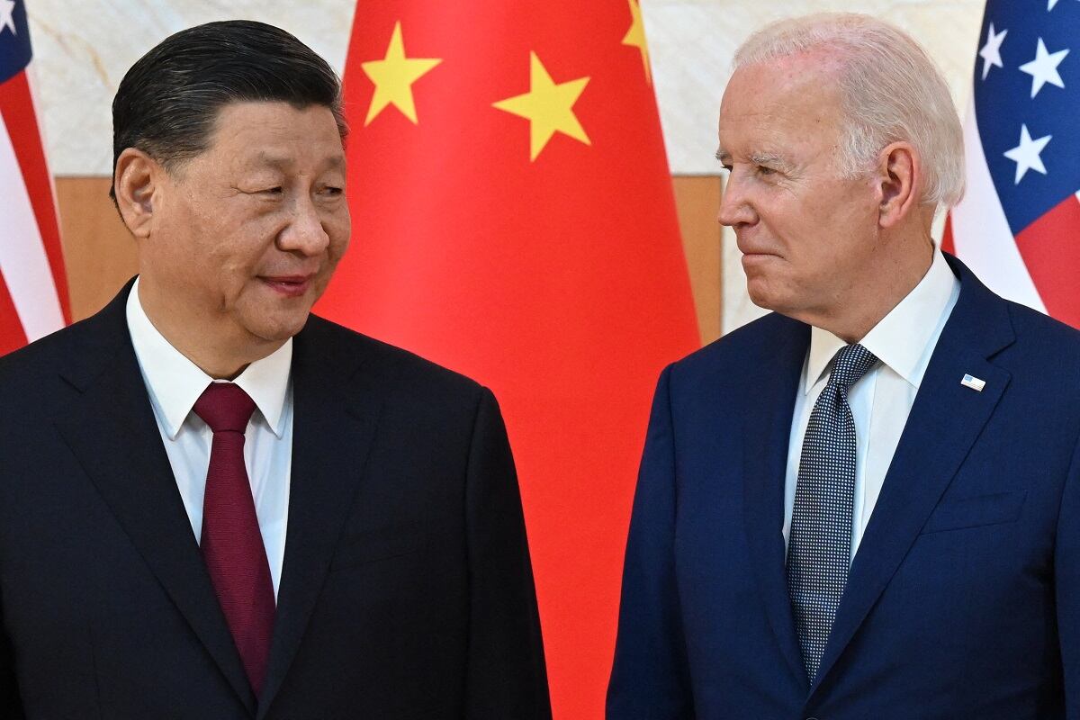 El presidente estadounidense Joe Biden y el presidente chino Xi Jinping se reúnen al margen de la Cumbre del G20 en Nusa Dua, en la isla turística indonesia de Bali, el 14 de noviembre de 2022. (Foto de SAUL LOEB / AFP)