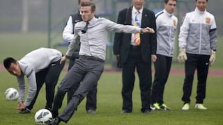 Beckham se cayó al mostrar su técnica para patear tiros libres