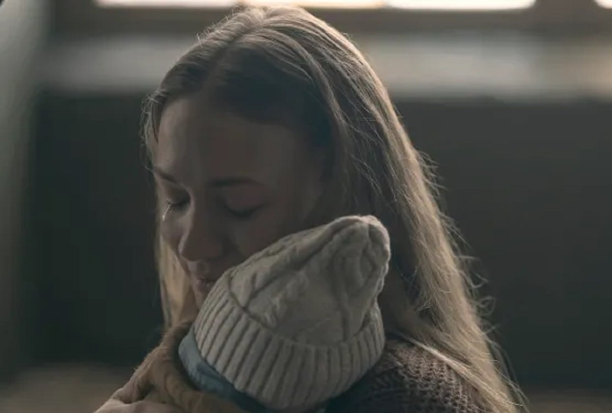 Serena (Yvonne Strahovski) se muda a un campo de refugiados con su hijo Noah al final de la sexta temporada de "The Handmaid's Tale" (Foto: Hulu)