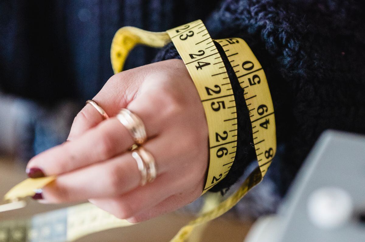 Una regla o cinta métrica serán tus grandes aliados para conocer tu talla de anillo. (Foto: Michael Burrows / Pexels)