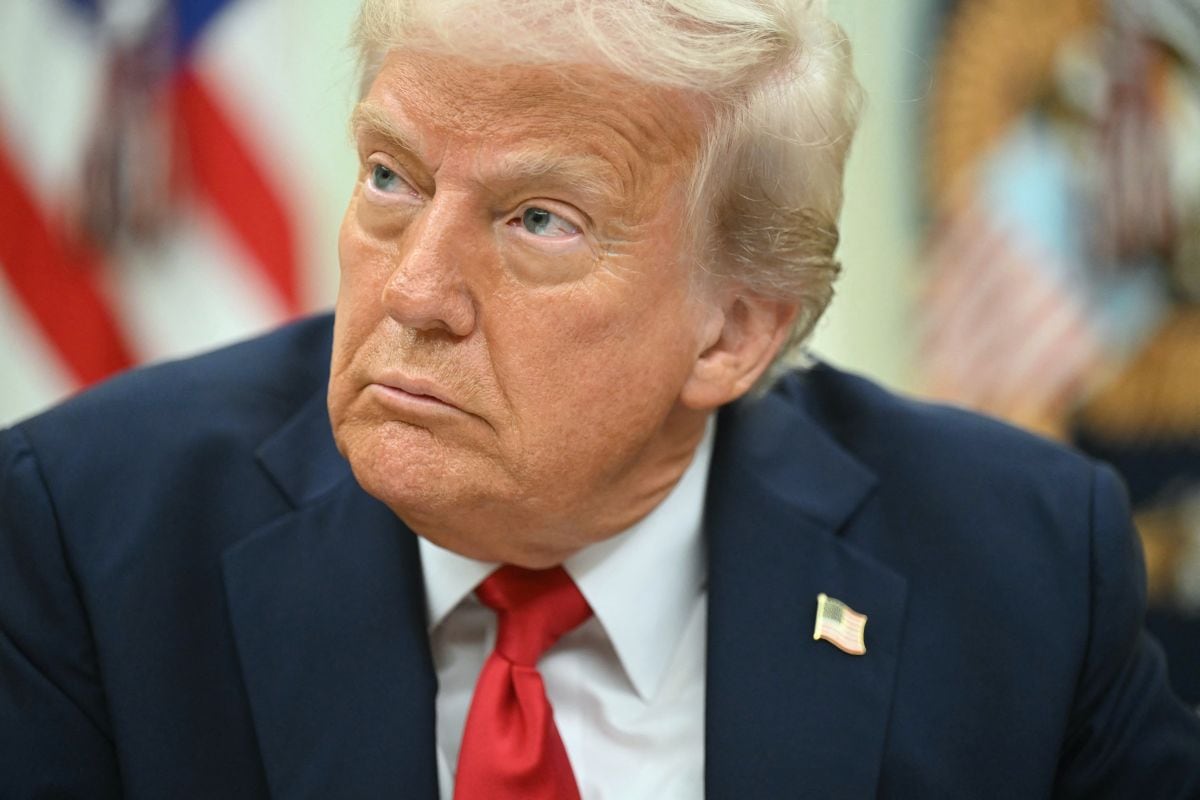 Donald Trump mientras firma una orden ejecutiva en la Oficina Oval de la Casa Blanca. (Foto: AFP)