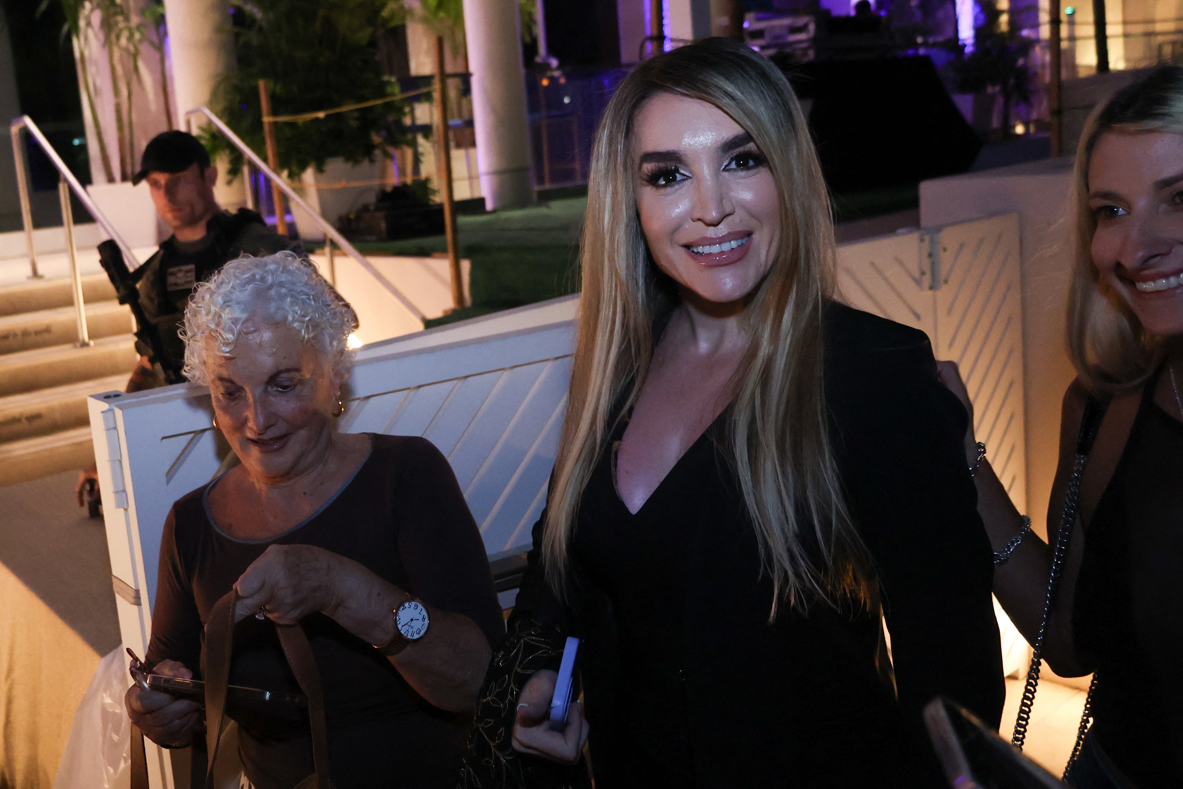 Fátima Flórez, actriz argentina, abandona la sinagoga Shul Chabad Lubavitch en Surfside, Florida, el 10 de abril de 2024.(Foto de Zak BENNETT / AFP).