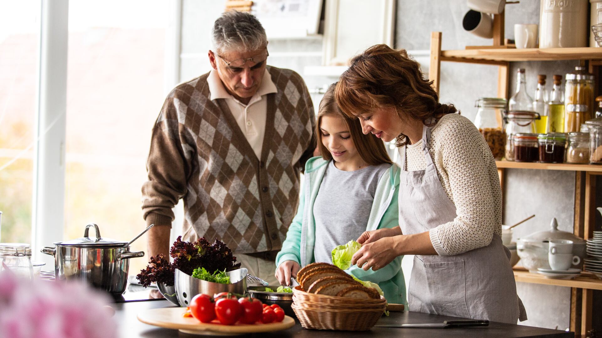 El cocinar en casa y hacer ejercicios con la familia ayudará a crear buenos hábitos que evitarán que nos enfermemos.