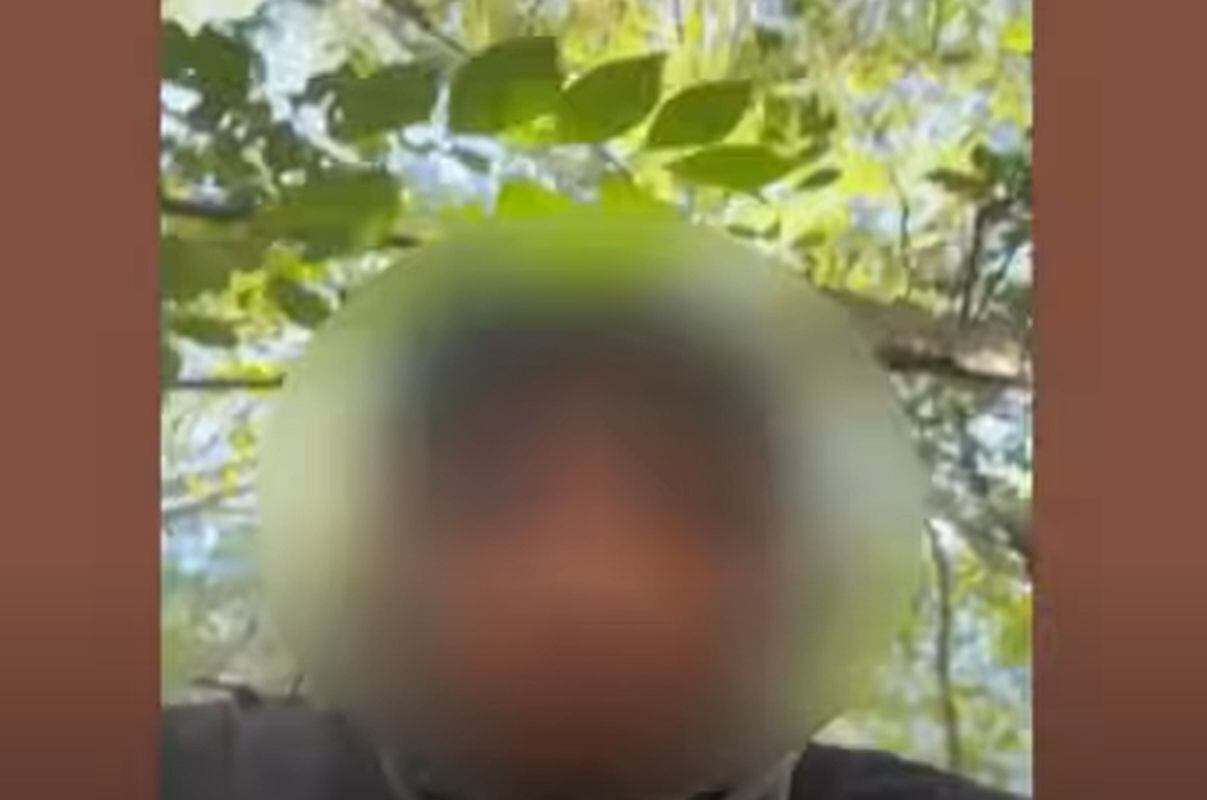 Un inmigrantes libró la detención en operativo de ICE escapando hacia el bosque que rodea la planta de autos de Hyundai en Georgia. (Foto: @univisionnoticias / YouTube)
