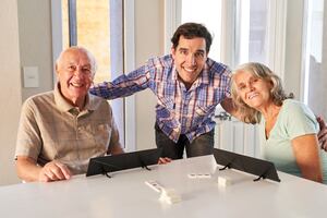 Cómo los juegos de mesa ayudan al desarrollo infantil y mantienen el movimiento mental del adulto mayor