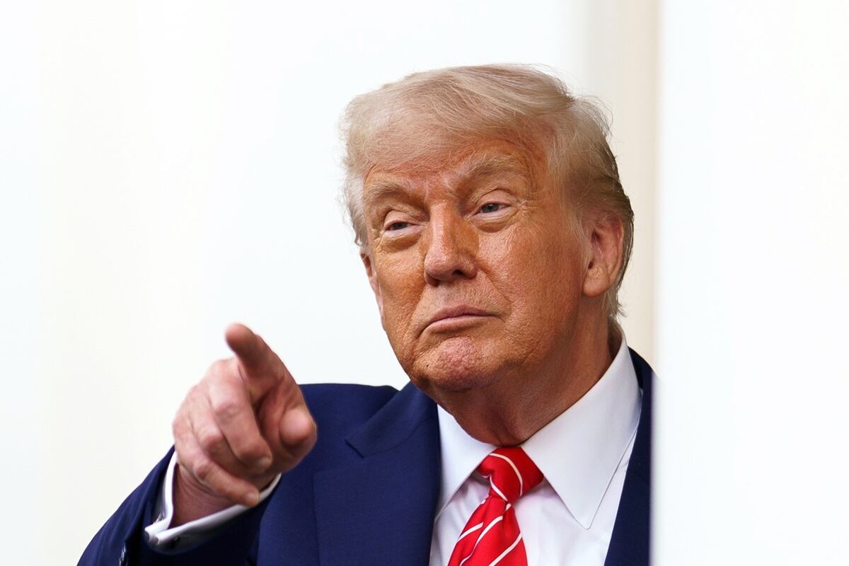 El presidente de Estados Unidos, Donald Trump, habla con los medios de comunicación fuera del Ala Oeste de la Casa Blanca en Washington, DC, EE.UU., el 8 de mayo de 2025. (Foto de EFE/EPA/WILL OLIVER)