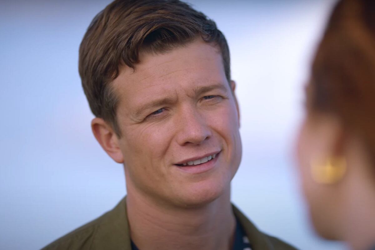 Ed Speleers como James Thomas, el fotógrafo de la boda de Paul, en la comedia romántica "Irish Wish" (Foto: Netflix)