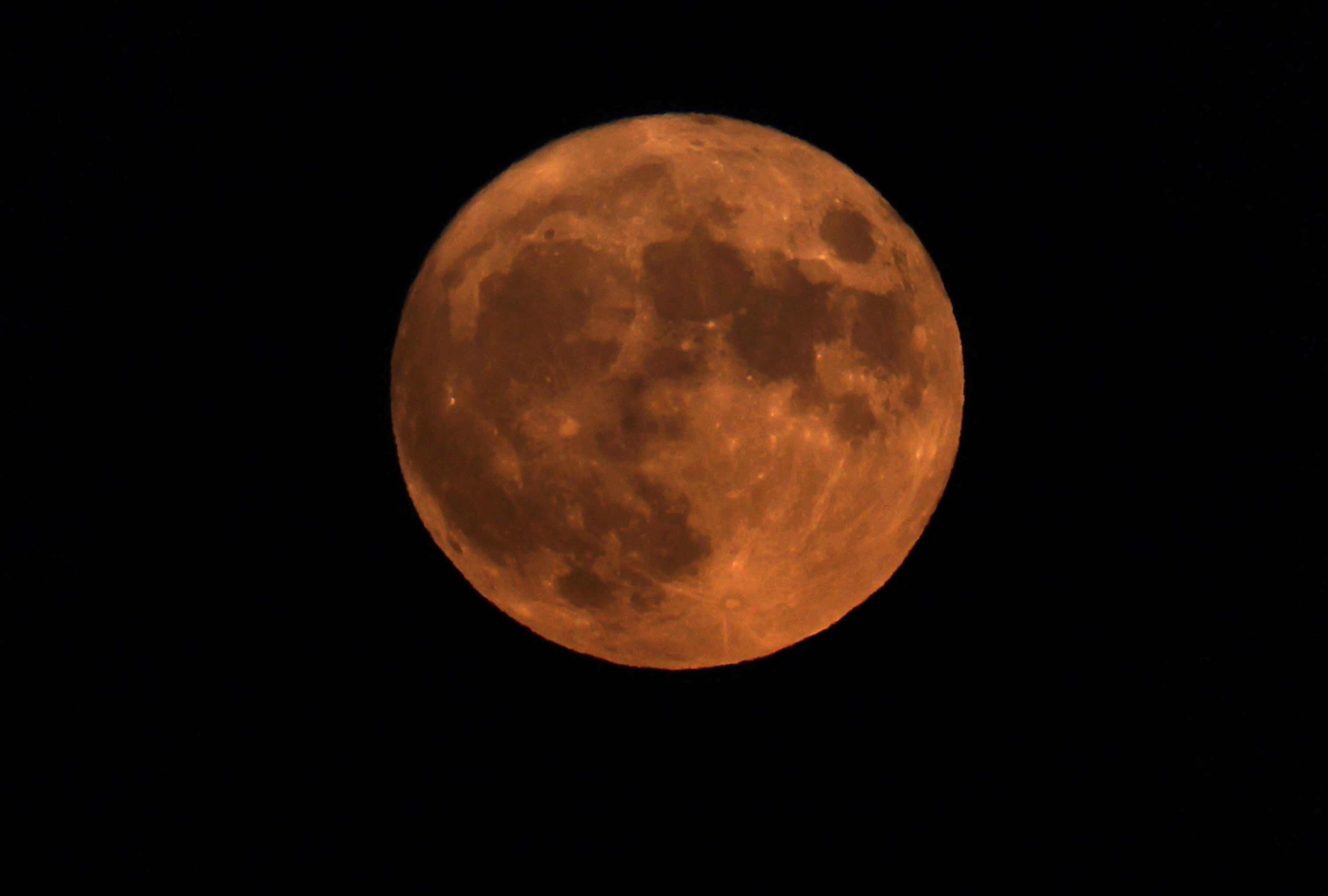 La superluna de Esturión se eleva sobre Brooklyn, Nueva York. (Foto: MICHAEL M. SANTIAGO / GETTY IMAGES NORTH AMERICA / Getty Images via AFP)