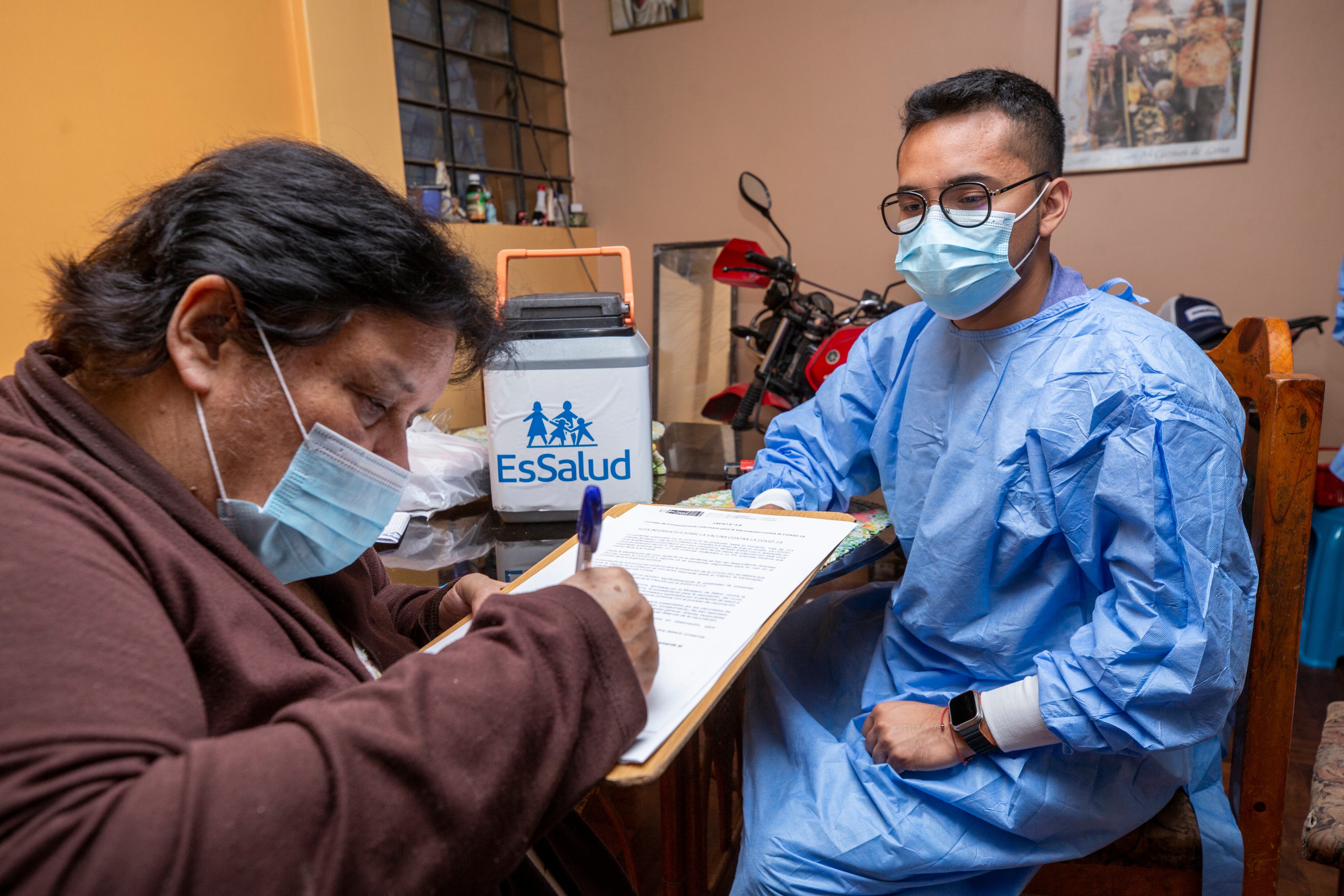 Padomi es el Programa de Atención Domiciliaria que EsSalud ofrece sin costo a sus asegurados adultos mayores con enfermedades crónicas o dificultades de movilidad.