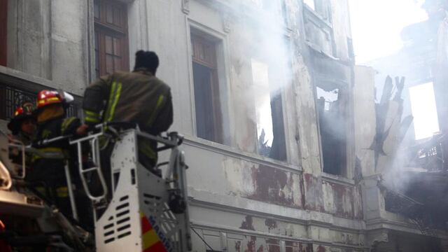 Incendio en casona de Lima deja 28 personas afectadas y 14 viviendas destruidas