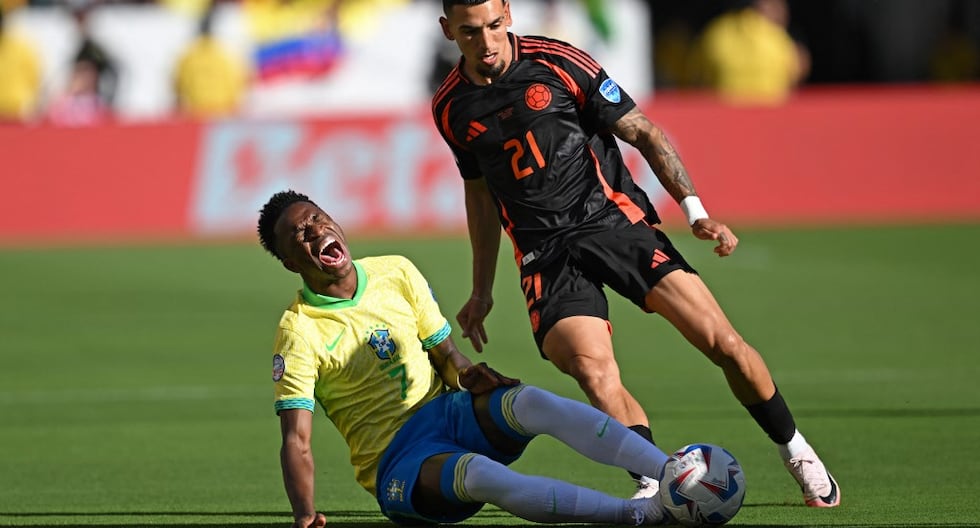 Brazil's forward #07 Vinicius Junior fights for the ball with Colombia's defender #21 Daniel Munoz during the Conmebol 2024 Copa America tournament group D football match between Brazil and Colombia at Levi's Stadium in Santa Clara, California on July 2, 2024. (Photo by Patrick T. Fallon / AFP)