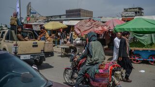 “El miedo está ahí”: pocas mujeres y mucho recelo en las calles de Kabul | FOTOS