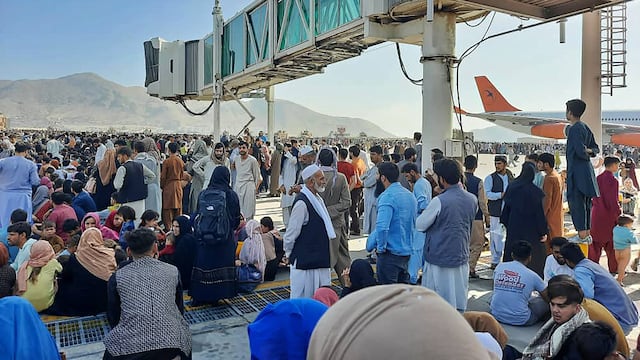 “Nos da miedo vivir en esta ciudad”: caos y desesperación en el aeropuerto de Kabul, donde miles de afganos tratan de huir