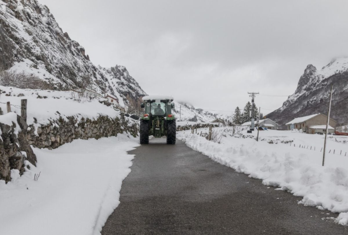 En la mayoría de localidades afectadas, se han realizado el retiro de nieve en las carreteras. (Crédito: Freepik)