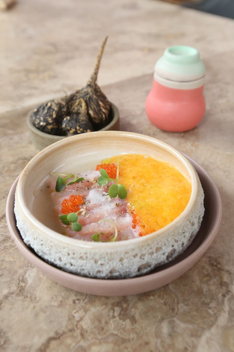 En busca de la experiencia marina, vamos por un tiradito de fortuno al estilo sashimi, rodeado de una espuma de aguaymanto y un sorbete de maca negra.
