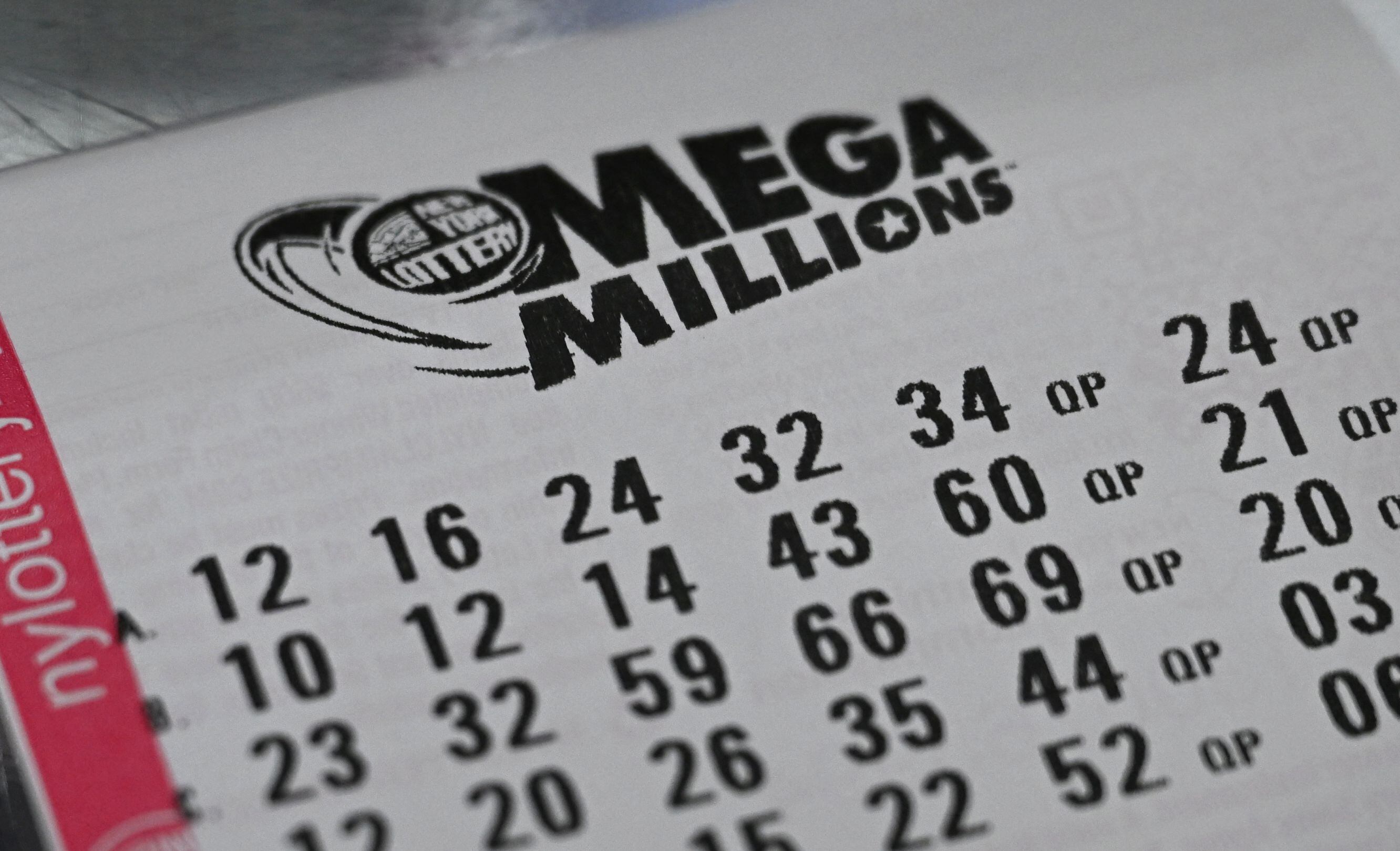 La persona que gana el premio mayor de Mega Millions podrá elegir entre la Opción en Efectivo o un pago anual, también conocido como Opción de Anualidad. (Foto: ANGELA WEISS / AFP)