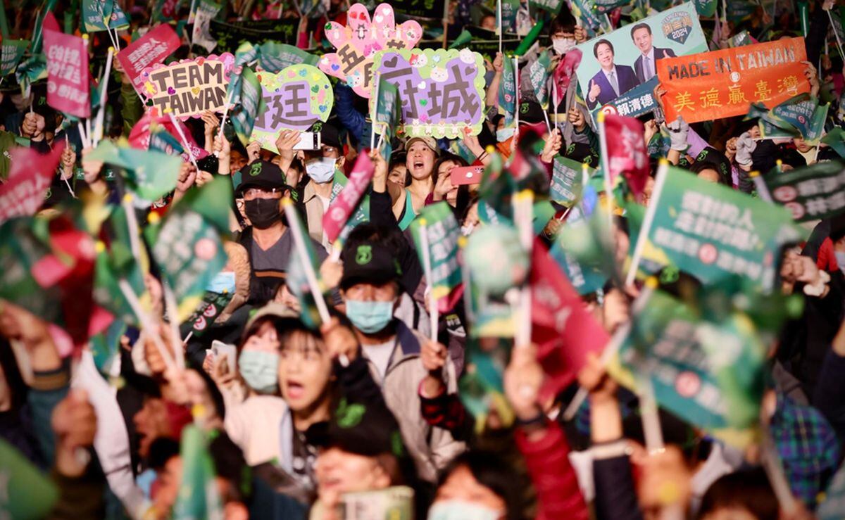 Partidarios de William Lai (Lai Ching-te), vicepresidente de Taiwán y candidato presidencial del gobernante Partido Democrático Progresista (PPD) para las elecciones presidenciales taiwanesas de 2024, corean consignas durante un mitin de campaña del PPD en la ciudad de Tainan, Taiwán, el 12 de enero de 2024 | Foto: EFE/EPA/RITCHIE B. TONGO