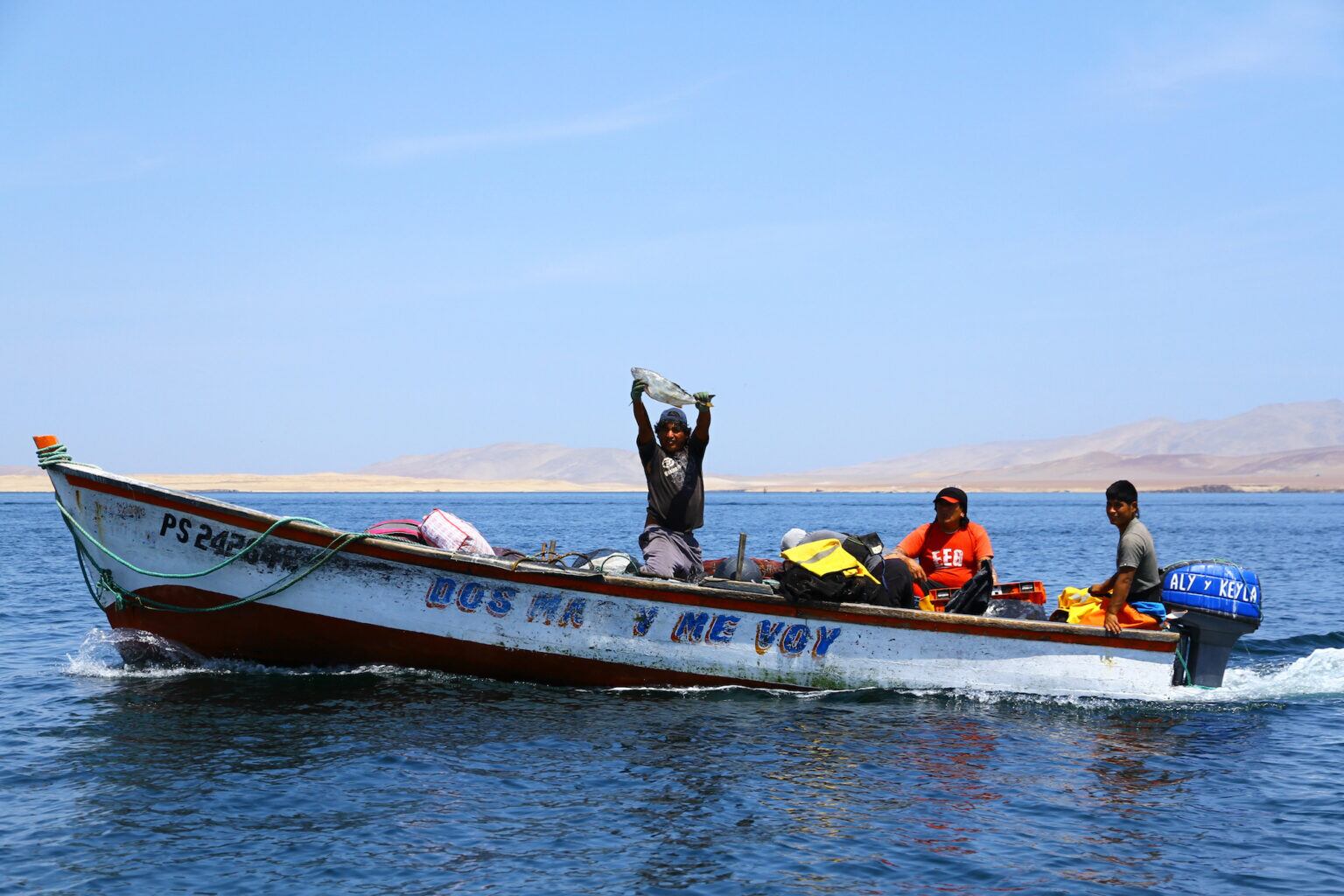 Un pescador en una embarcación artesanal en las Islas Ballestas en Paracas. Foto: Oceana.