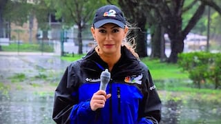 Reportera “protege” su micrófono con un condón en un directo sobre el huracán Ian en Florida