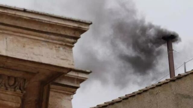 Para elegir al nuevo Papa: ¿Qué significado tiene el humo de la ‘fumata negra’ o ‘fumata blanca’? (Foto: EFE)