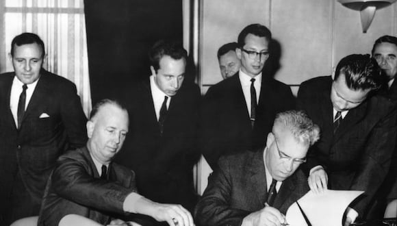 El representante de los Estados Unidos, N. Stelle y su homólogo de la Unión Soviética, M. Tsarapkin, firman, el 20 de junio de 1963 en Ginebra, el Memorando de Entendimiento sobre el establecimiento de una línea de comunicaciones directas o teléfono rojo. (Foto de AFP)