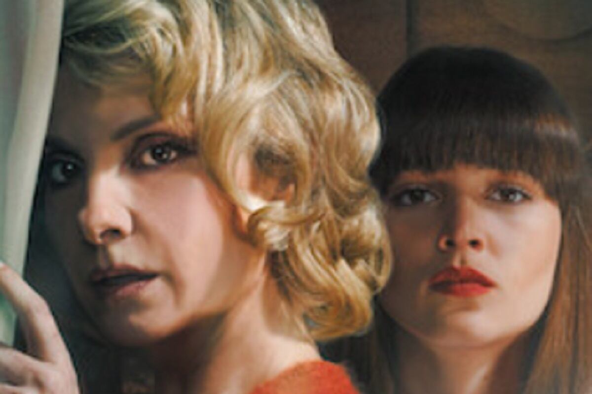 Gloria escapa de su pasado y le pide a sus hijos que mientan en "Sagrada familia" (Foto: Netflix)