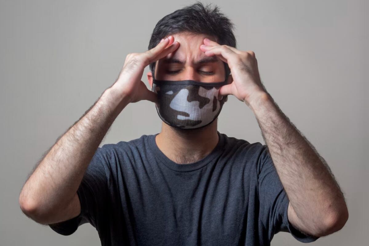 Un hombre aquejando un dolor de cabeza. | Imagen referencial:
Usman Yousaf / Unsplash