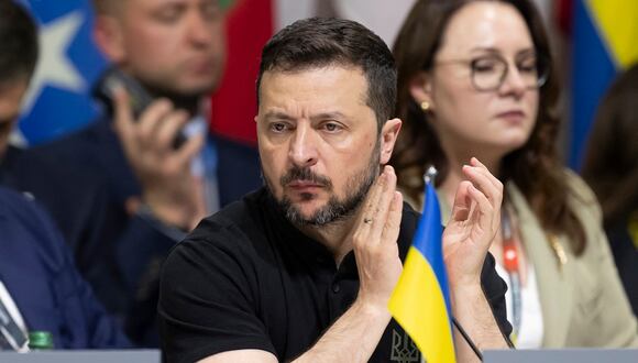 El presidente ucraniano, Volodymyr Zelensky, asiste a una sesión plenaria durante la Cumbre sobre la paz en Ucrania, en el complejo turístico de Burgenstock, cerca de Lucerna, el 16 de junio de 2024. (Foto de URS FLUEELER / POOL / AFP)