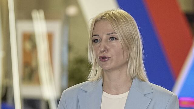Candidata por la paz Ekaterina Duntsova se inscribe para disputar presidencia de Rusia con Putin