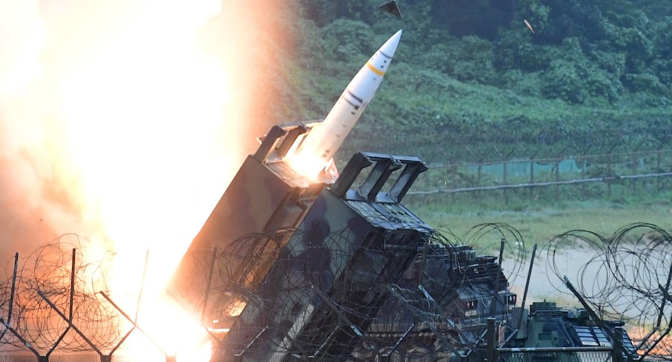 El Sistema de Misiles Tácticos del Ejército de Estados Unidos (ATACMS) disparando un misil hacia el Mar del Este en Corea del Sur. Un sistema similar fue entregado a Ucrania, (Foto: AFP).