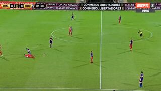 Agarrón, disputa y derribo: el foul que recibió Carlos Zambrano por la Copa Libertadores